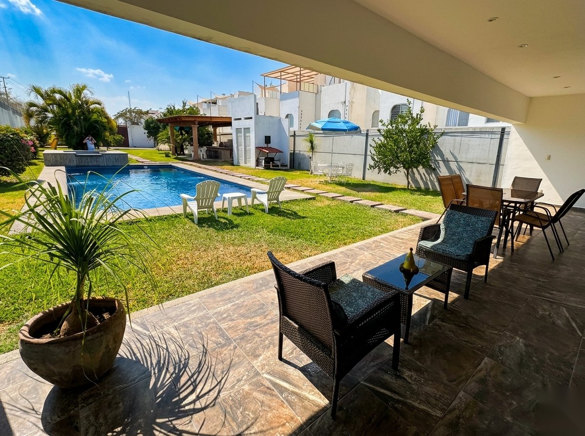Spacious private garden at Quinta El Capricho vacation rental in Tequesquitengo, Morelos